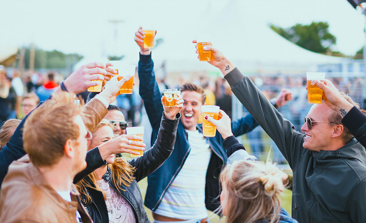 Festivalmaatjes proosten